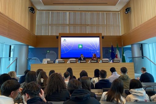 La foto ritrae da dietro gli studenti delle scuole superiori a Palazzo Lombardia dove hanno incontrato il vicepresidente Marco Alparone e il direttore generale del Bilancio Manuela Giaretta.
