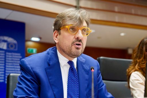 L'assessore Guidesi mentre parla al microfono al Parlamento europeo