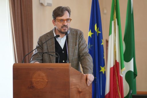 L'assessore regionale Guido Guidesi illustra i 'Basket Bond Lombardia', uno strumento per agevolare l'accesso al credito delle PMI