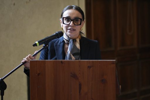 L'assessore Barbara Mazzali che parla al microfono all'evento del tour della Giunta di Regione Lombardia a Crema per il distretto cosmetico