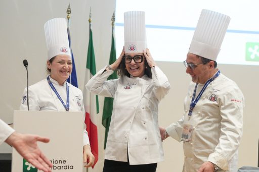 L'assessore regionale Barbara Mazzali riceve in dono una toque durante l’assemblea nazionale della Federazione Italiana Cuochi a Palazzo Lombardia
