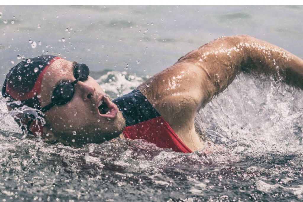 Sport Abbracciamoli tour 2025, nuotatore professionista in mare