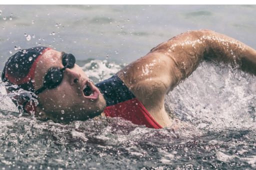 Sport Abbracciamoli tour 2025, nuotatore professionista in mare