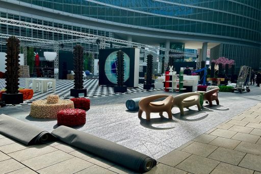 La foto ritrae una serie di installazioni presenti in piazza città di Lombardia