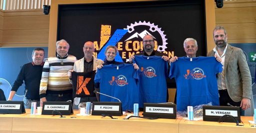 Una foto della presentazione della gara di moutain bike Lake Como Bike Marathon. La foto ritrae i relatori (tra cui anche il sottosegretario Picchi) con la maglia con il logo