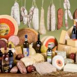 La foto ritrae tutti i prodotti tipici della Regione Lombardia, dai formaggi, ai vini, dagli insaccati all'olio.