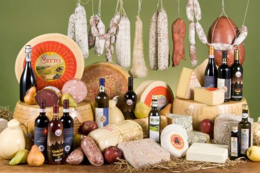 La foto ritrae tutti i prodotti tipici della Regione Lombardia, dai formaggi, ai vini, dagli insaccati all'olio.