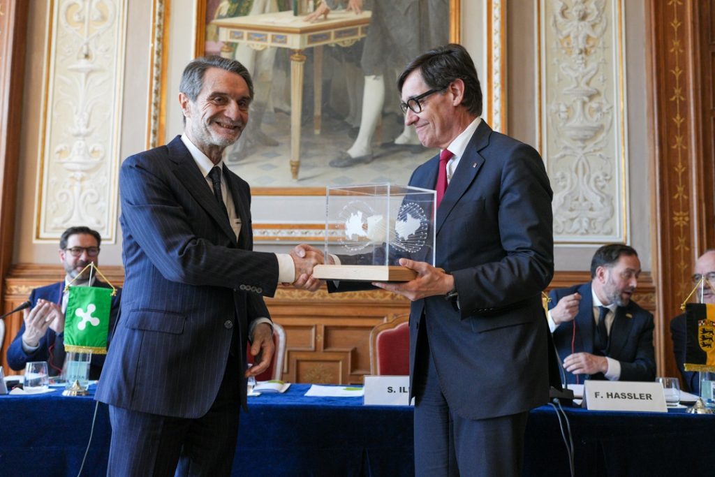 Il passaggio di consegna tra il presidente Fontana e il rappresentante della Catalogna