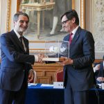 Il passaggio di consegna tra il presidente Fontana e il rappresentante della Catalogna