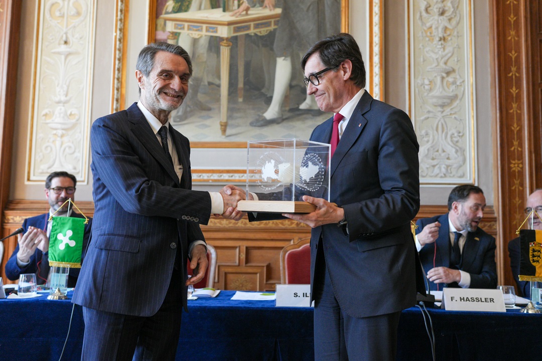 Il passaggio di consegna tra il presidente Fontana e il rappresentante della Catalogna