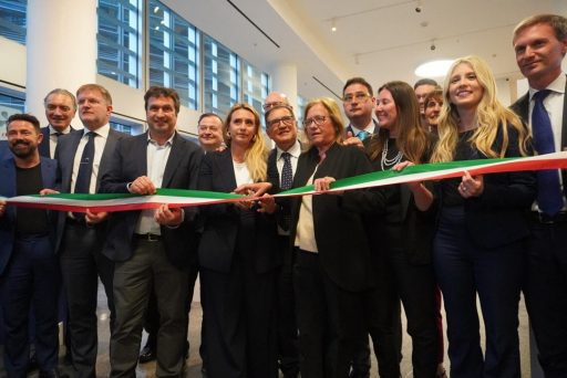 Sergio Ramelli, gli amministratori locali in Regione Lombardia durante il taglio del nastro