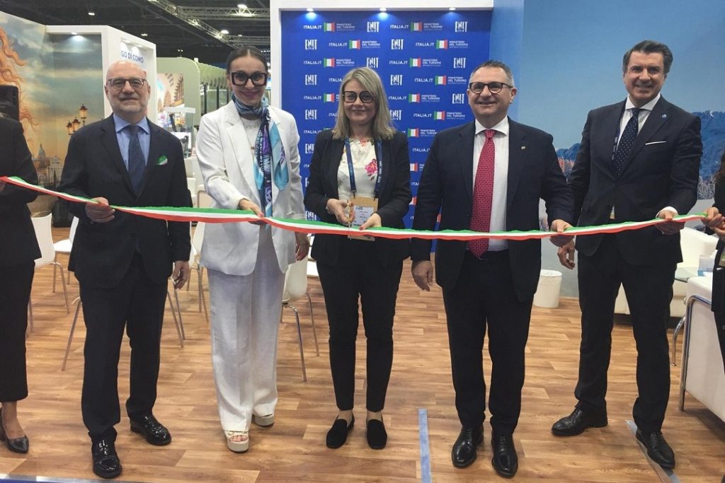 A rappresentare la Lombardia alla 32ª edizione dell’Arabian Travel Market, l’assessore regionale al Turismo, Marketing Territoriale e Moda Barbara Mazzali, presente all’inaugurazione in foto insieme a Ivana Jelinic (CEO ENIT), Gianluca Caramanna (consigliere del Ministro del Turismo) e Lorenzo Fanara (Ambasciatore d’Italia negli Emirati)