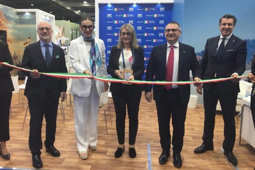 A rappresentare la Lombardia alla 32ª edizione dell’Arabian Travel Market, l’assessore regionale al Turismo, Marketing Territoriale e Moda Barbara Mazzali, presente all’inaugurazione in foto insieme a Ivana Jelinic (CEO ENIT), Gianluca Caramanna (consigliere del Ministro del Turismo) e Lorenzo Fanara (Ambasciatore d’Italia negli Emirati)