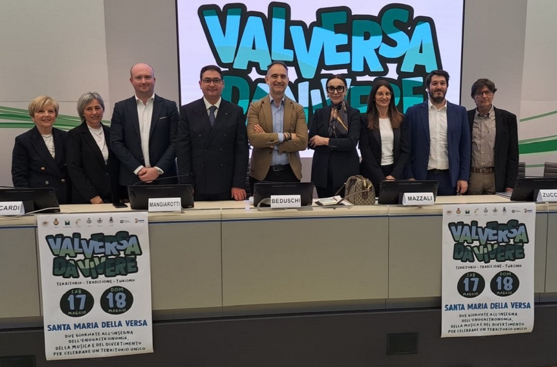 Uno scatto dalla conferenza stampa di presentazione di ‘ValVersa da Vivere’, l’evento che punta al rilancio dell’Oltrepò pavese in Lombardia: in foto gli assessori regionali Beduschi e Mazzali