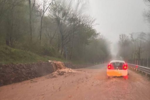 Automobile durante il maltempo con tanto di nubifragio a Induno Olona con sopralluogo del presidente Fontana