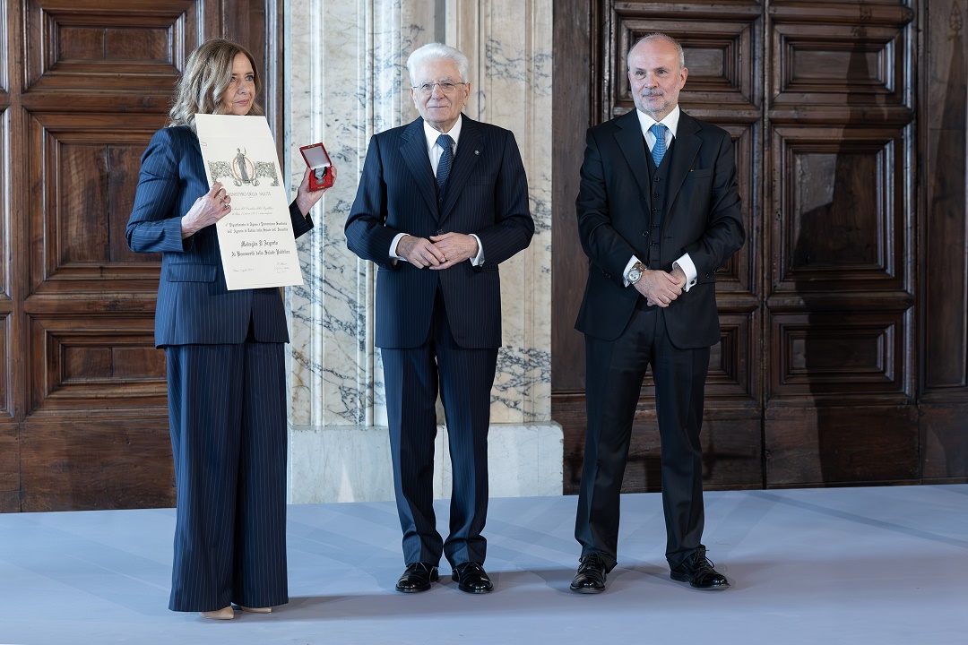 La foto ritrae il momento del ritiro del premio. In centro il Presidente Mattarella