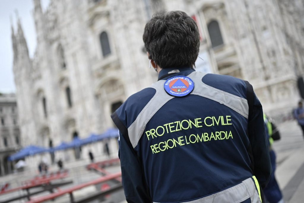 Un volontario della Protezione civile della Lombardia che sarà presente alle esequie del Papa a Roma