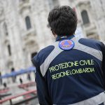 Una volontaria di Protezione civile davanti al Duomo di Milano: tutto pronto per Regione Lombardia per le Olimpiadi di Milano Cortina 2026