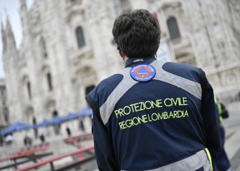 Una volontaria di Protezione civile davanti al Duomo di Milano: il ringraziamento dell’assessore in occasione della Giornata dedicata al volontariato