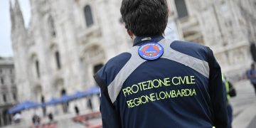 Una volontaria di Protezione civile davanti al Duomo di Milano: tutto pronto per Regione Lombardia per le Olimpiadi di Milano Cortina 2026