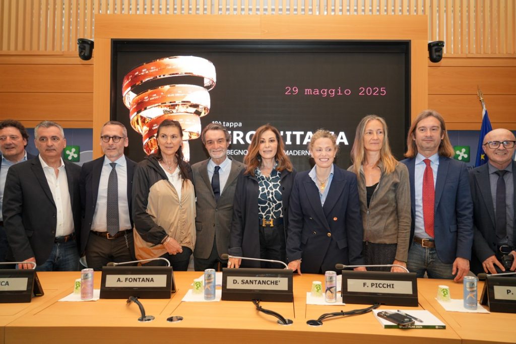 I protagonisti della conferenza stampa di presentazione delle tre tappe del Giro d’Italia in Lombardia: in particolare il presidente di Regione Attilio Fontana, il ministro del Turismo Daniela Santanchè, il sottosegretario alla Presidenza con delega a Sport e Giovani, Federica Picchi, insieme ai sindaci Patrizio Del Nero (Morbegno/SO), Giampiero Bocca (Cesano Maderno/MB), Nicola Cavatorta (Viadana/MN) e il consigliere comunale Dario De Zanche (Bormio/SO)