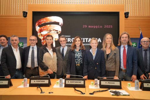 I protagonisti della conferenza stampa di presentazione delle tre tappe del Giro d’Italia in Lombardia: in particolare il presidente di Regione Attilio Fontana, il ministro del Turismo Daniela Santanchè, il sottosegretario alla Presidenza con delega a Sport e Giovani, Federica Picchi, insieme ai sindaci Patrizio Del Nero (Morbegno/SO), Giampiero Bocca (Cesano Maderno/MB), Nicola Cavatorta (Viadana/MN) e il consigliere comunale Dario De Zanche (Bormio/SO)