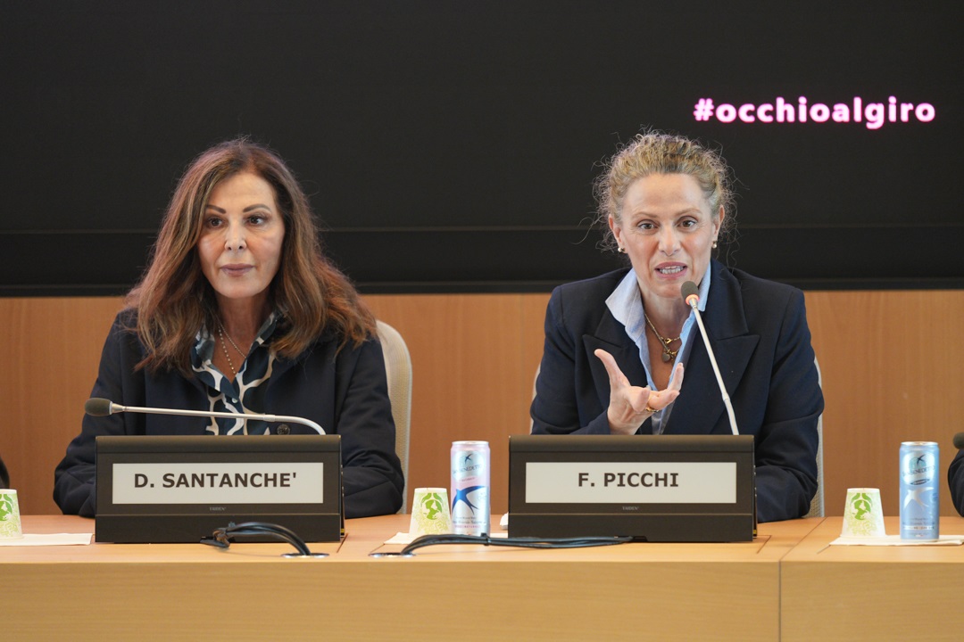 Il ministro del Turismo Daniela Santanchè e il sottosegretario alla Presidenza con delega a Sport e Giovani, Federica Picchi alla conferenza stampa di presentazione delle tre tappe del Giro d’Italia 2025 in Lombardia