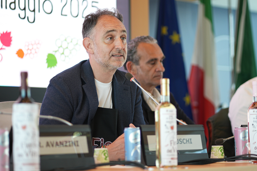 Una foto della conferenza stampa di presentazione della Fiera del Vino di Polpenazze del Garda (Brescia), con l’assessore all’Agricoltura di Regione Lombardia, Alessandro Beduschi