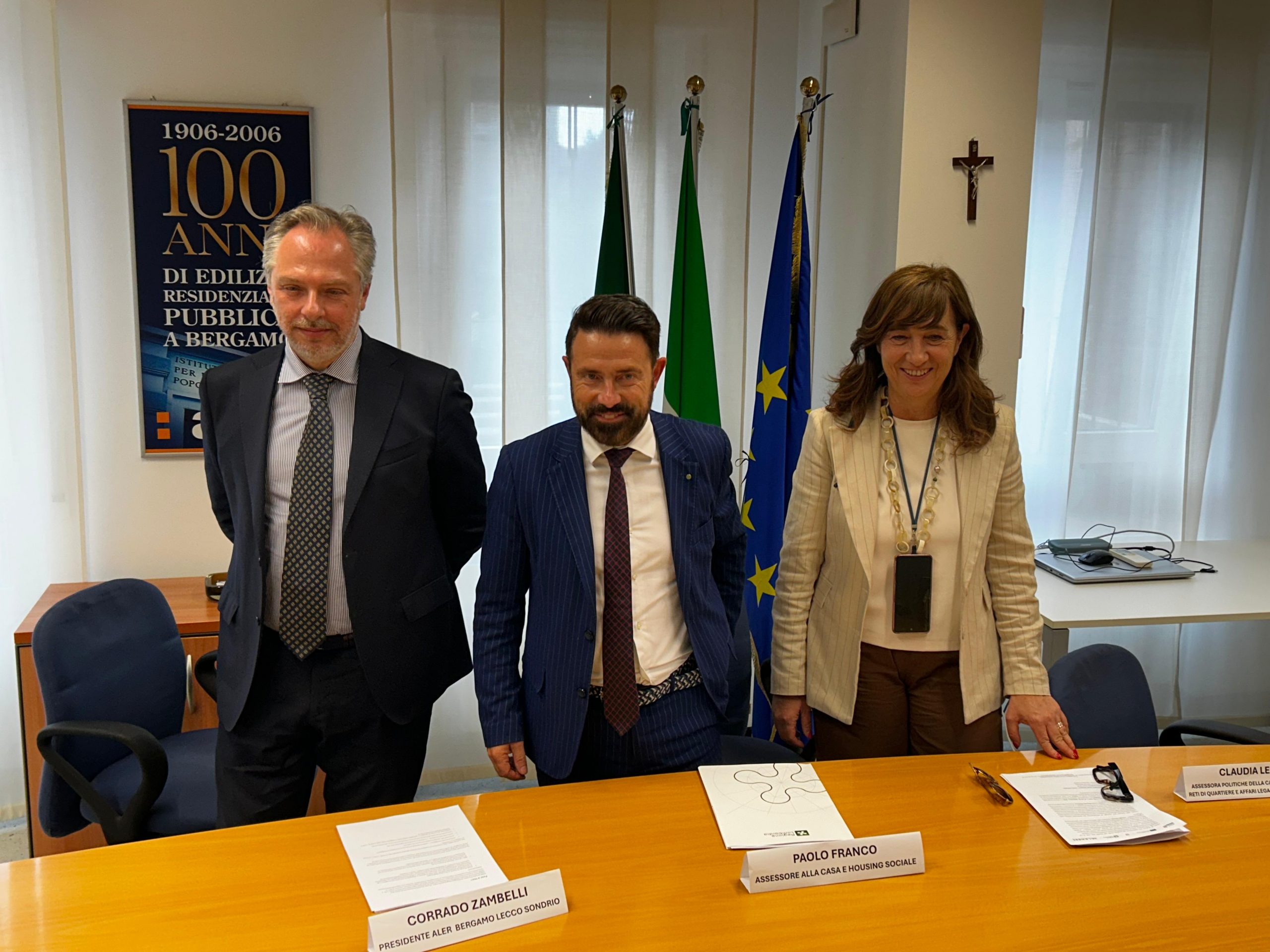 Interventi per le case popolari: Regione Lombardia al fianco di Aler Bergamo, Lecco, Sondrio, in foto l’assessore regionale Paolo Franco in mezzo a Corrado Zambelli (Aler) e Claudia Lanzini (assessore comunale)