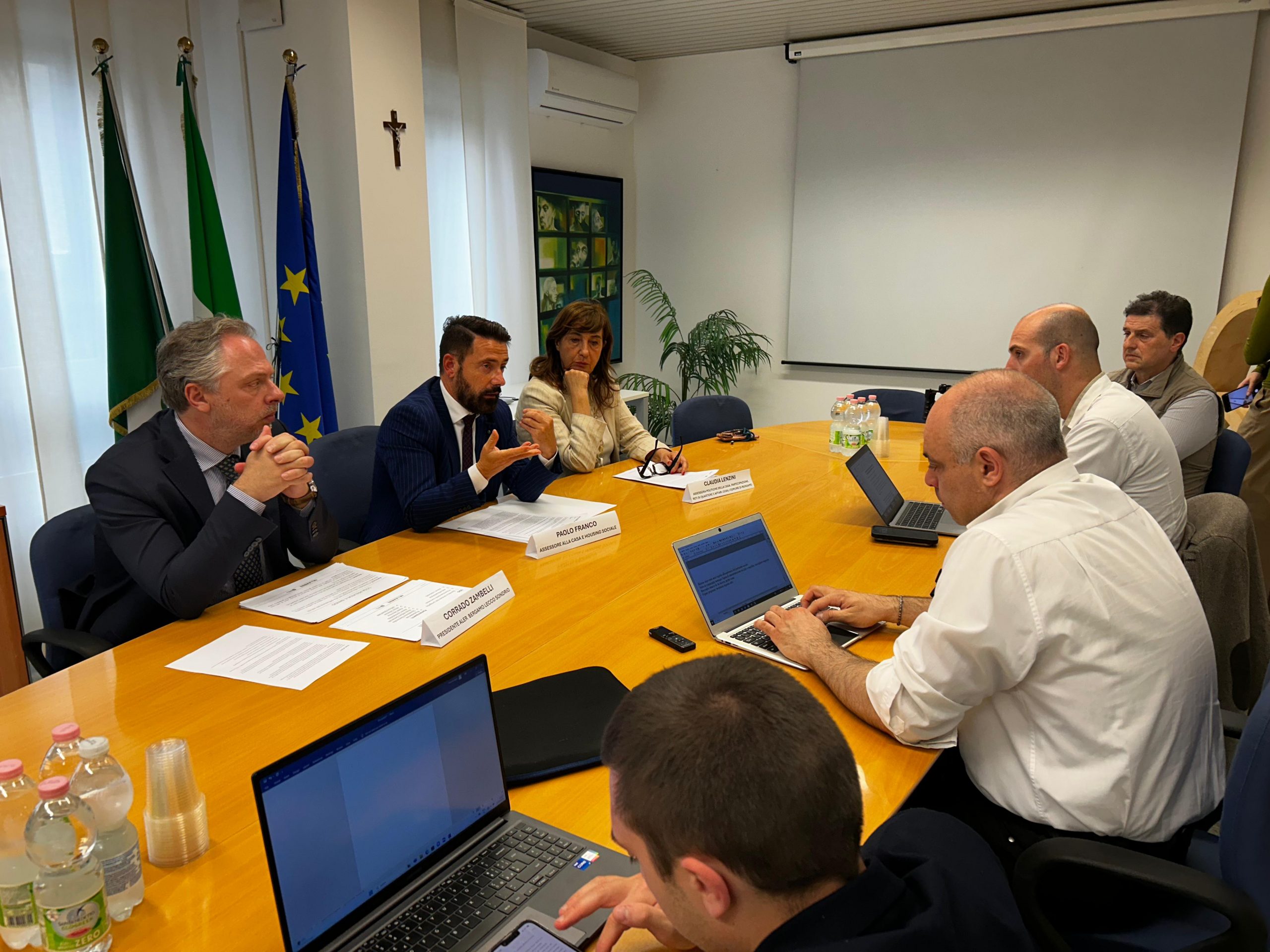 Interventi per le case popolari: Regione Lombardia al fianco di Aler Bergamo, Lecco, Sondrio, in foto l’assessore regionale Paolo Franco al tavolo