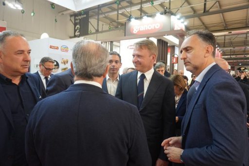 Il ministro Lollobrigida e l'assessore Beduschi in visita alla sezione Lombardia di TuttoFood 2025