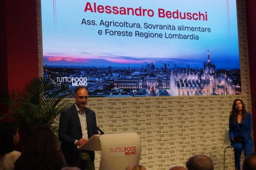 L'assessore Beduschi durante il suo intervento a TuttoFood 2025 per illustrare l'offerta della Lombardia