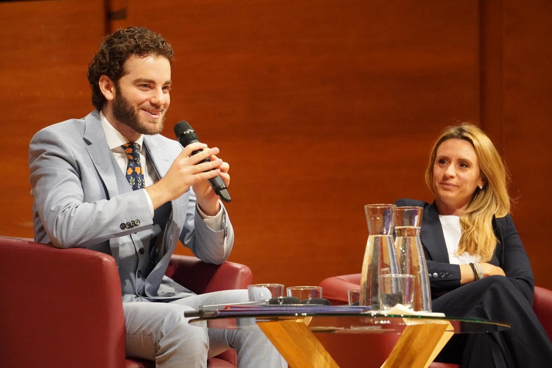 L’assessore regionale Francesca Caruso, intervenuta alla conferenza stampa di presentazione della stagione dell’Orchestra Sinfonica di Milano, in foto con Emmanuel Tjeknavorian, direttore musicale