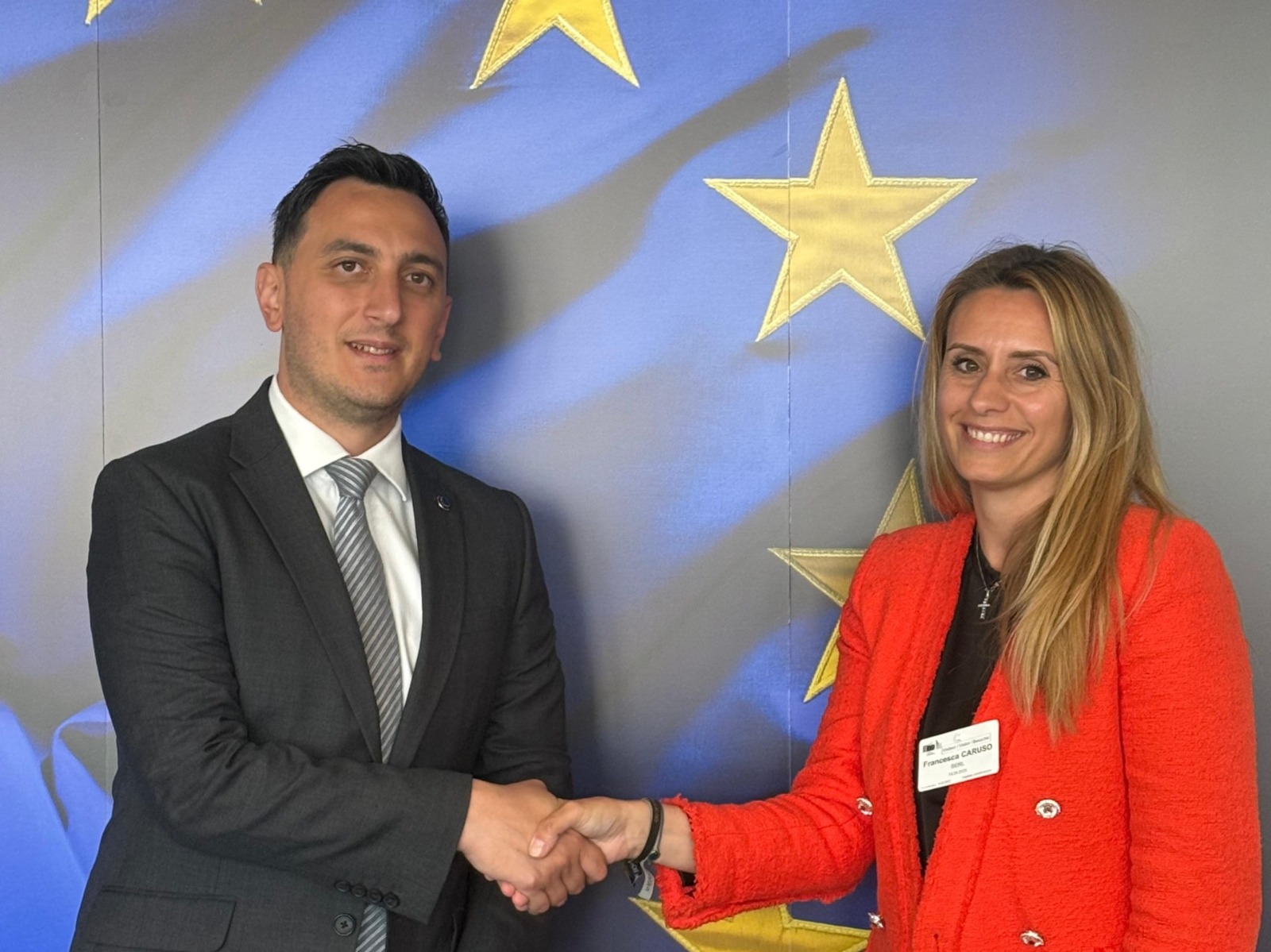 L’assessore alla Cultura di Regione Lombardia, Francesca Caruso, stringe la mano al Commissario europeo alla Cultura, Glenn Micallef: nell’incontro si è parlato anche di Olimpiadi di Milano Cortina 2026