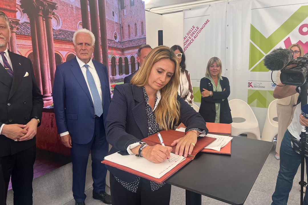 Sottoscritto accordo per promuovere la via Francigena a patrimonio Unesco: l’impegno di Regione Lombardia, in foto l’assessore regionale Francesca Caruso durante la firma a Venezia