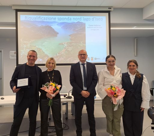 Gli assessori regionali Claudia Maria Terzi (Infrastrutture e Opere pubbliche) e Barbara Mazzali (Turismo, Marketing territoriale e Moda) hanno partecipato alla presentazione dell'iniziativa svoltasi all'auditorium comunale di Costa Volpino, per poi visitare alcuni cantieri in corso di realizzazione.