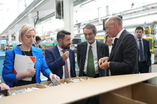 Un momento della visita in una delle aziende del Distretto della Meccatronica di Bergamo