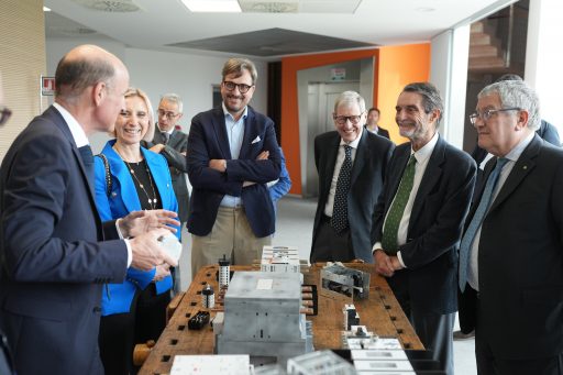 Un momento della visita in una delle aziende del Distretto della Meccatronica di Bergamo