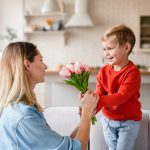 Festa della mamma, la foto ritrae un bambino che regala dei tulipani alla mamma