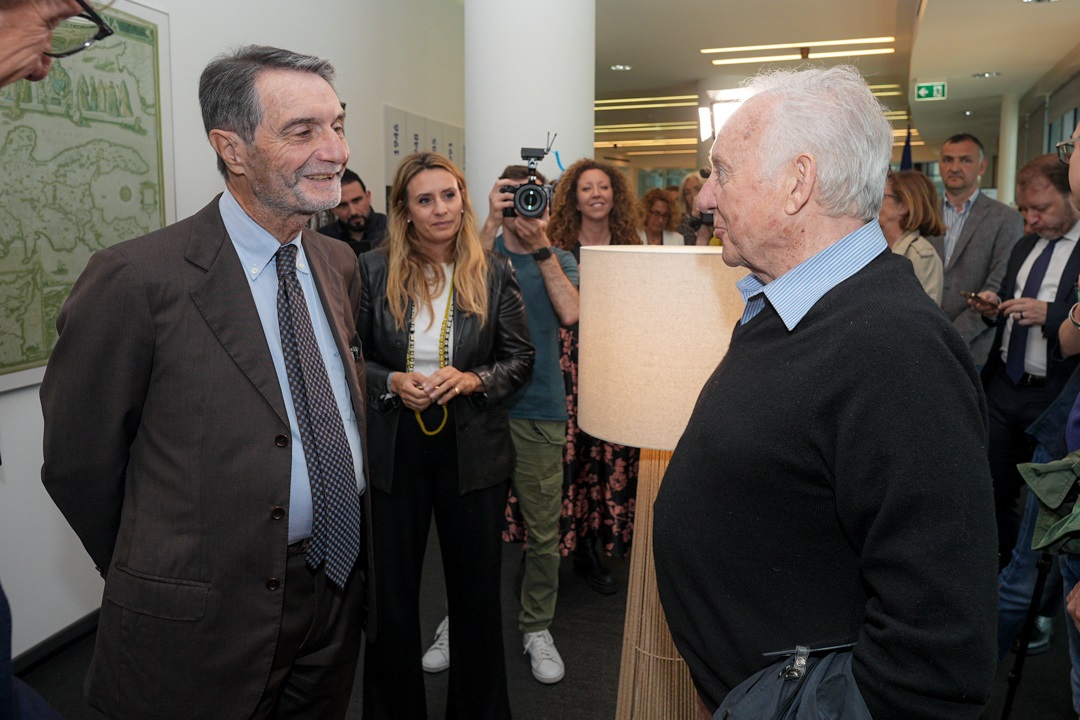 Il presidente della Regione Lombardia, Attilio Fontana, insieme a Cochi Ponzoni, protagonista del ‘Festival dei laghi lombardi’ 2025