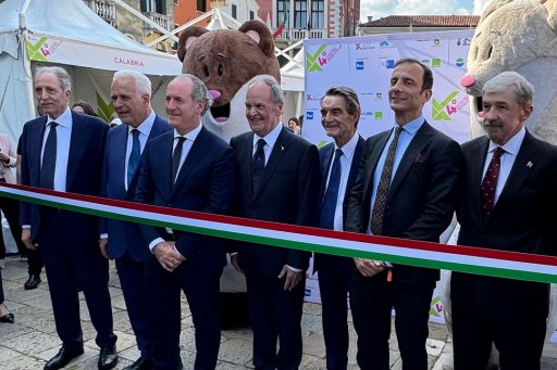 Festival Regioni a Venezia. I presidenti di Regione Friuli, Veneto, Lombardia, Liguria, Toscana e Basilicata al taglio del nastro del Festival delle Regioni. Foto utilizzata in occasione dell'articolo sul virgolettato riguardante autonomia e federalismo fiscale