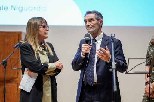 Il presidente Attilio Fontana sul palco dell'Auditorium Testori durante il suo intervento, assieme alla moderatrice dell'evento.
