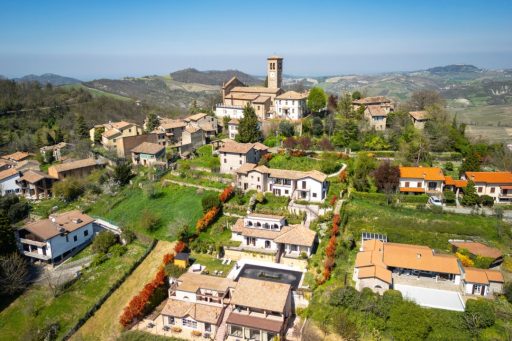 The Guardian , il quotidiano Britannico, esalta l'Oltrepò Pavese. Nella foto, Fortunago, una delle località,. Il Comune pavese è inserito anche tra i borghi più belli d'Italia.