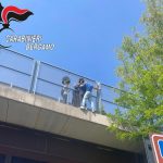 Foto Cavalcavia a San Paolo d’Argon del Carabiniere Fascì che salva una donna