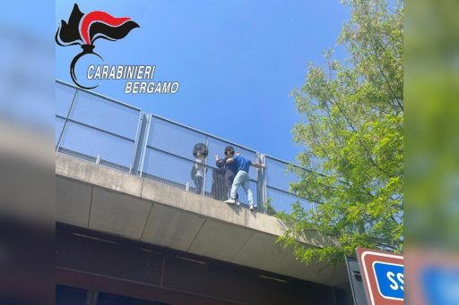Foto Cavalcavia a San Paolo d’Argon del Carabiniere che salva una donna