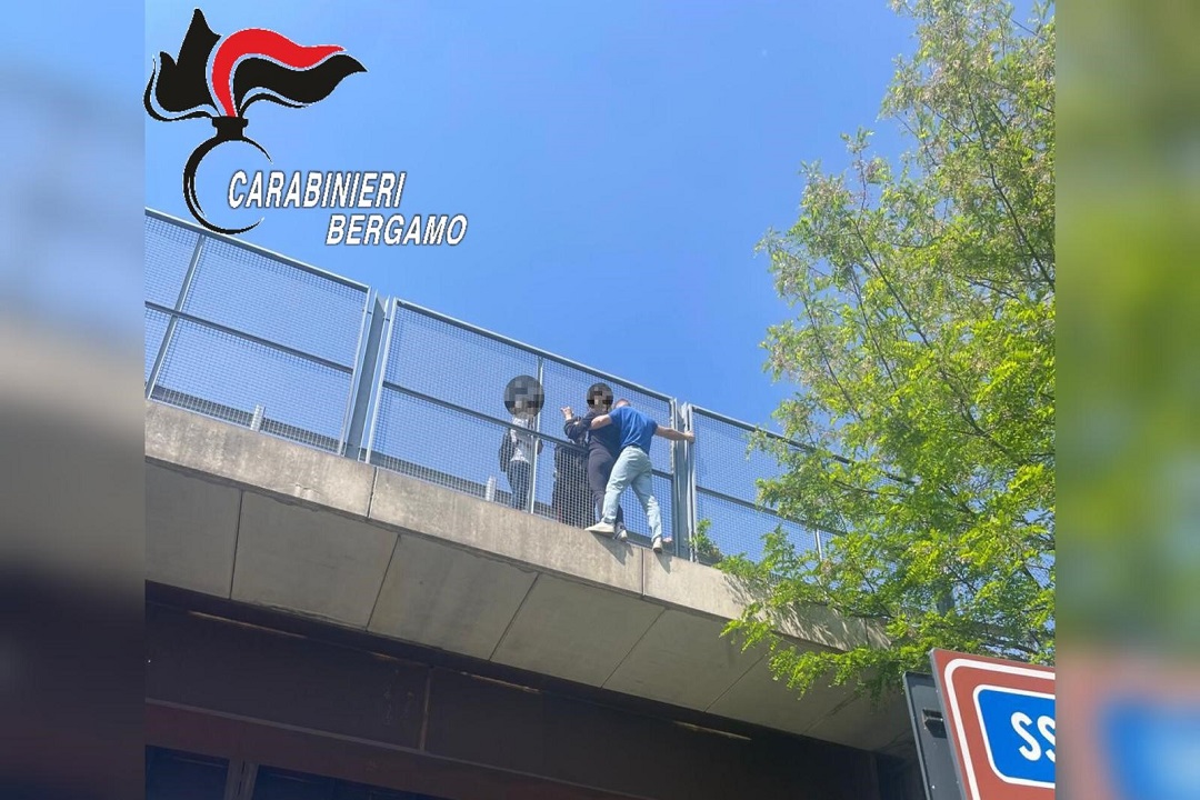 Foto Cavalcavia a San Paolo d’Argon del Carabiniere che salva una donna