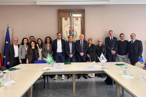 Foto di gruppo del tavolo di lavoro che si è svolto in occasione dell'alleanza Lombardia-Emilia per l'impresa