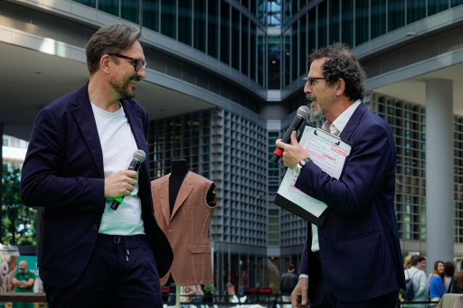 L'assessore regionale Guido Guidesi ha partecipato alla seconda edizione festival 'Made in Lombardia', l’evento dedicato ai giovani artigiani. Sul palco con uno dei presentatori dell'evento.