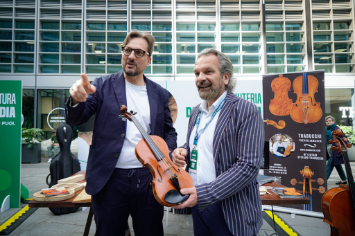 L'assessore regionale Guido Guidesi ha promosso a Milano il Festival 'Made in Lombardia' giunto alla seconda edizione. In foto con un artigiano liutaio che ha partecipato all'evento.