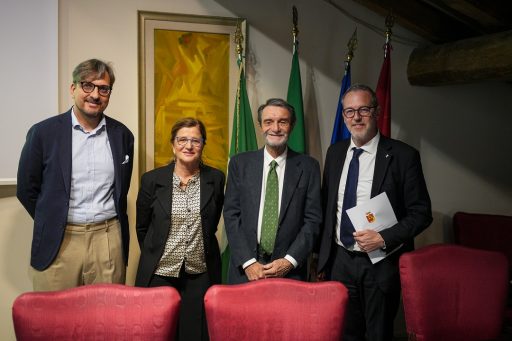 Foto di gruppo con il presidente della Regione Lombardia Attilio Fontana, l'assessore regionale Guido Guidesi, il sindaco Elena carnevali e il presidente della Provincia Pasquale Gandolfi in occasione del Tavolo sul Distretto della meccatronica a Bergamo